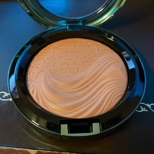 MAC Cosmetics Aphrodite’s She’ll Extra Dimension Bronzer